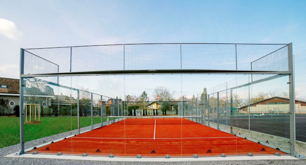 Der Padel Court besteht aus einer Stahl-Glas-Konstruktion.