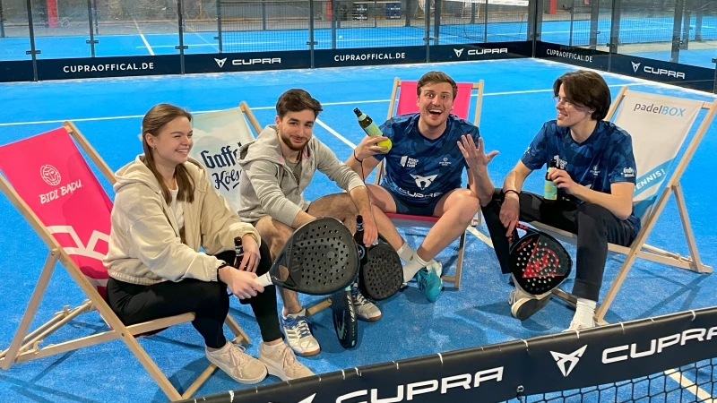 Freunde beim gemeinsamen Padel spielen.